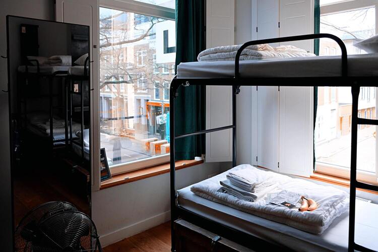 Image de la chambre d'hotel montrant la chambre